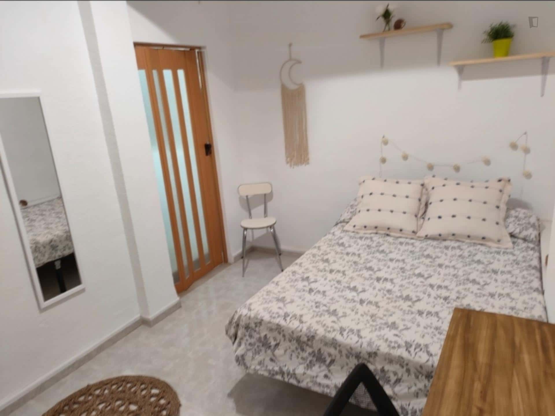 Room In Calle Pedro Antonio De Alarcón, Granada For 90 M² With 5 Bedrooms - 2