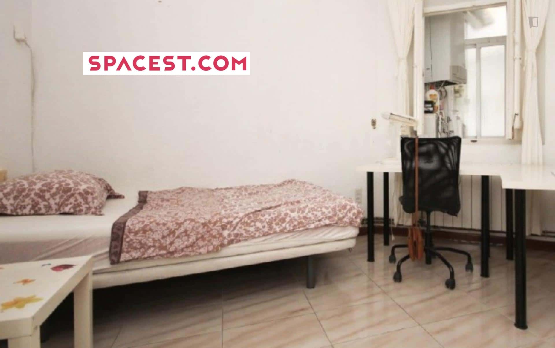 Room In Calle Buensuceso, Granada With 3 Bedrooms - 1