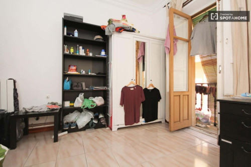 Room in Calle Buensuceso, Granada with 3 bedrooms