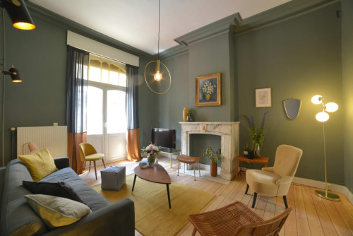 Inviting double ensuite bedroom near Parc du Cinquantenaire