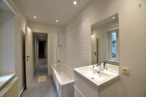 Neat ensuite double bedroom near Thieffry metro  - Gallery -  5
