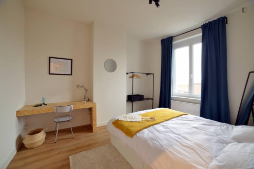 Cosy double bedroom close to Meiser train station