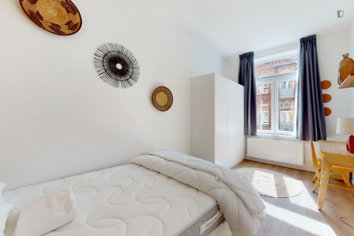 Very nice double bedroom in Saint-Gilles