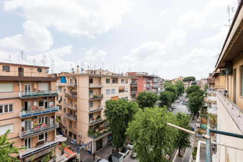 Room in Via Federico Ozanam, Roma for 95 m² with 2 bedrooms