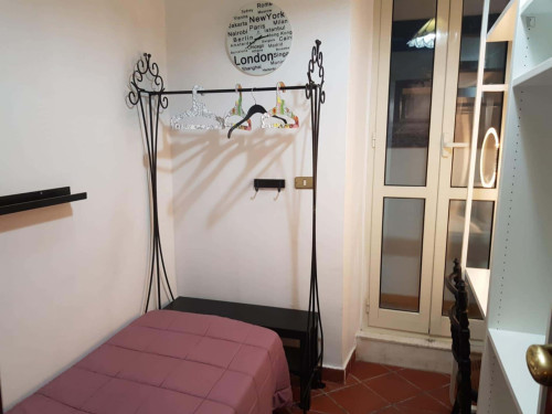 Room in Via Matteo Boiardo, Roma for 110 m² with 6 bedrooms