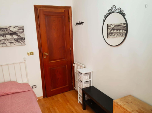 Room in Via Matteo Boiardo, Roma for 110 m² with 6 bedrooms