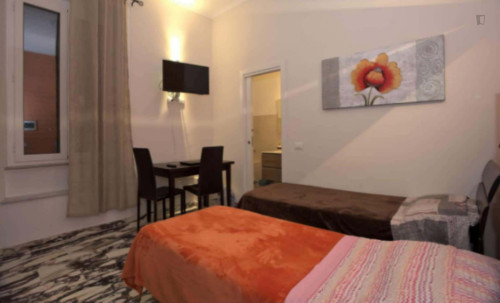 Room in Via Albalonga, Roma for 87 m² with 3 bedrooms