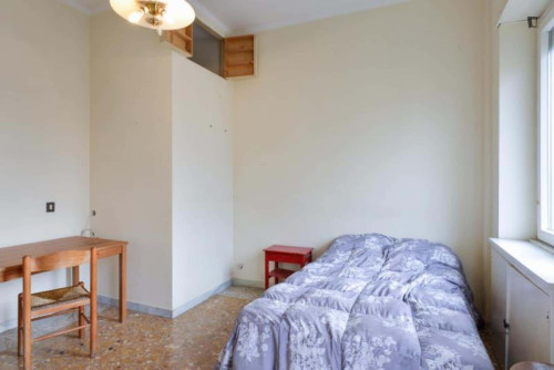 Room in Via Federico Ozanam, Roma for 110 m² with 4 bedrooms