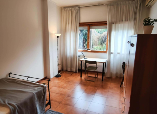 Room in Via Tiberio Imperatore, Roma for 140 m² with 5 bedrooms