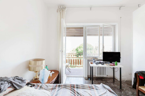 Room in Piazza Giancarlo Vallauri, Roma for 140 m² with 5 bedrooms