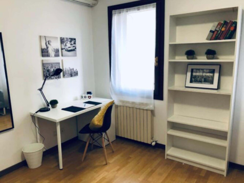 Room in Via Palestro, Padova with 7 bedrooms
