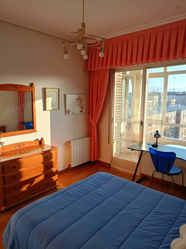 Room in Avenida de la Paz, Logroño for 110 m² with 3 bedrooms
