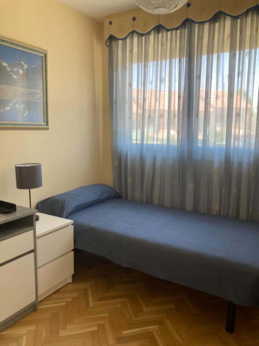 Room in Calle del Madroño, Leganés with 3 bedrooms