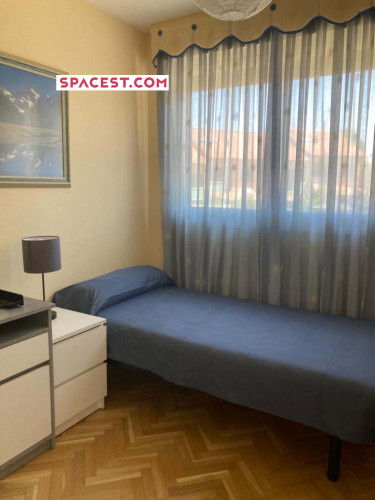 Room in Calle del Madroño, Leganés with 3 bedrooms