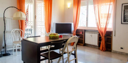Double bedroom in a 4-bedroom apartment near Laurentina metro station