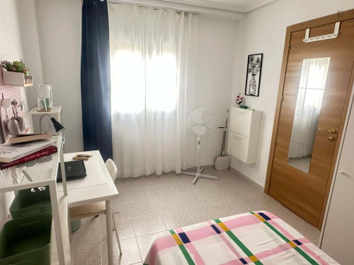 Room in Carrer Garbinet, Alacant for 110 m² with 8 bedrooms - Gallery - 2