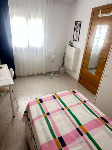 Room in Carrer Garbinet, Alacant for 110 m² with 8 bedrooms - Gallery - 5
