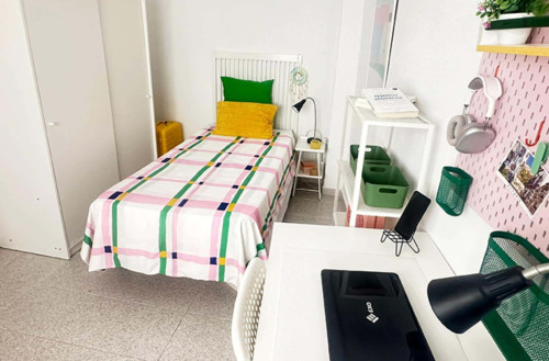 Room in Carrer Garbinet, Alacant for 110 m² with 8 bedrooms