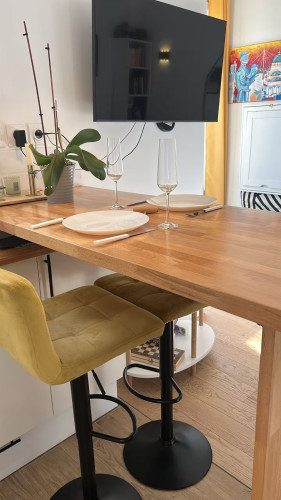 Charming Studio with Large Balcony and air condition and elevator ( 6th floor) | Metro Chevaleret