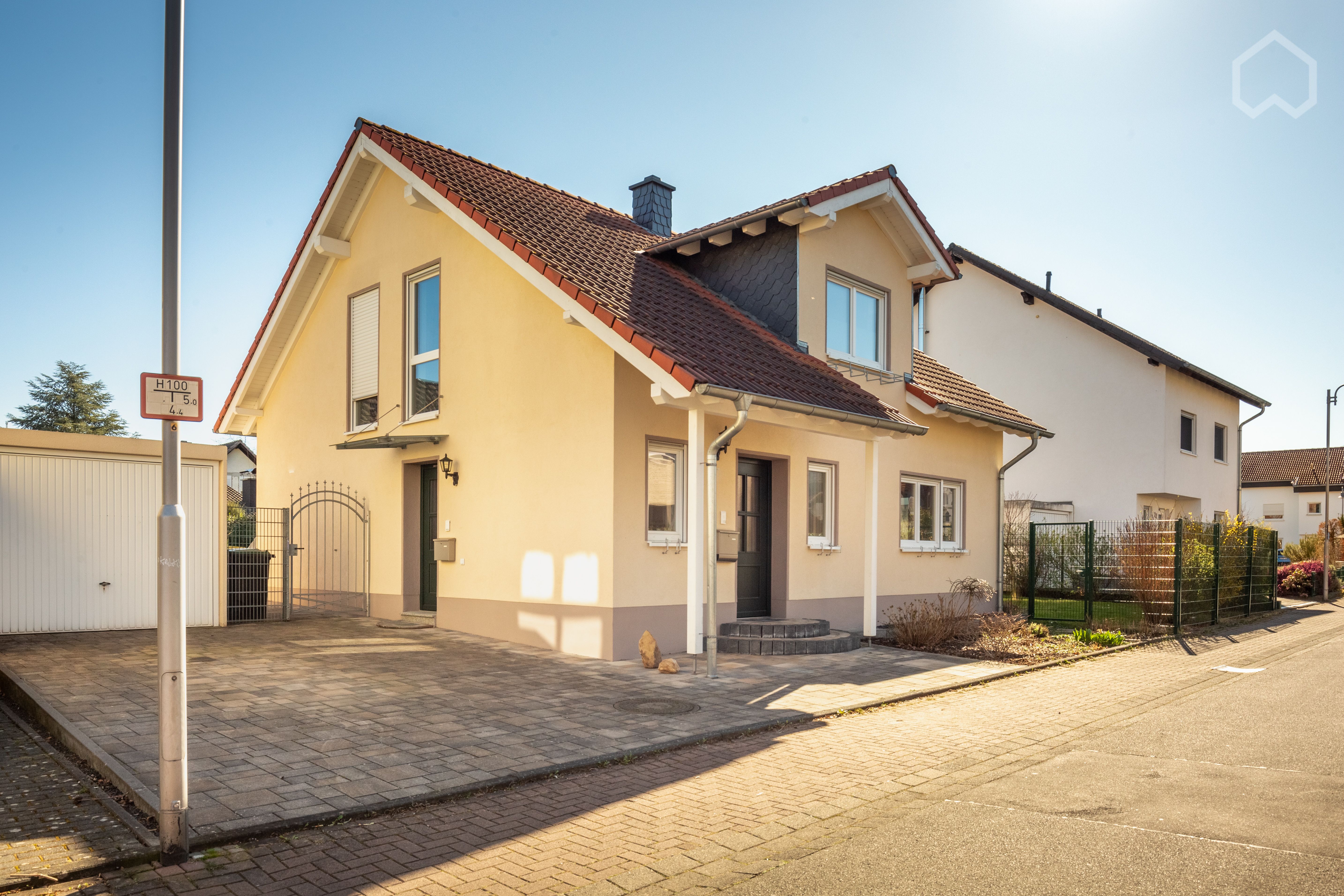 All-Inclusive 2-Room Apartment (54 Sqm), Located Close To Bonn City Center—offering You Relaxed, Qui - All-inclusive 2-room apartment (54 sqm), located close to Bonn city center—offering you relaxed, quiet privacy—featuring comfortable furnishings, a clean design, and fast Wi-Fi - Gallery - 2