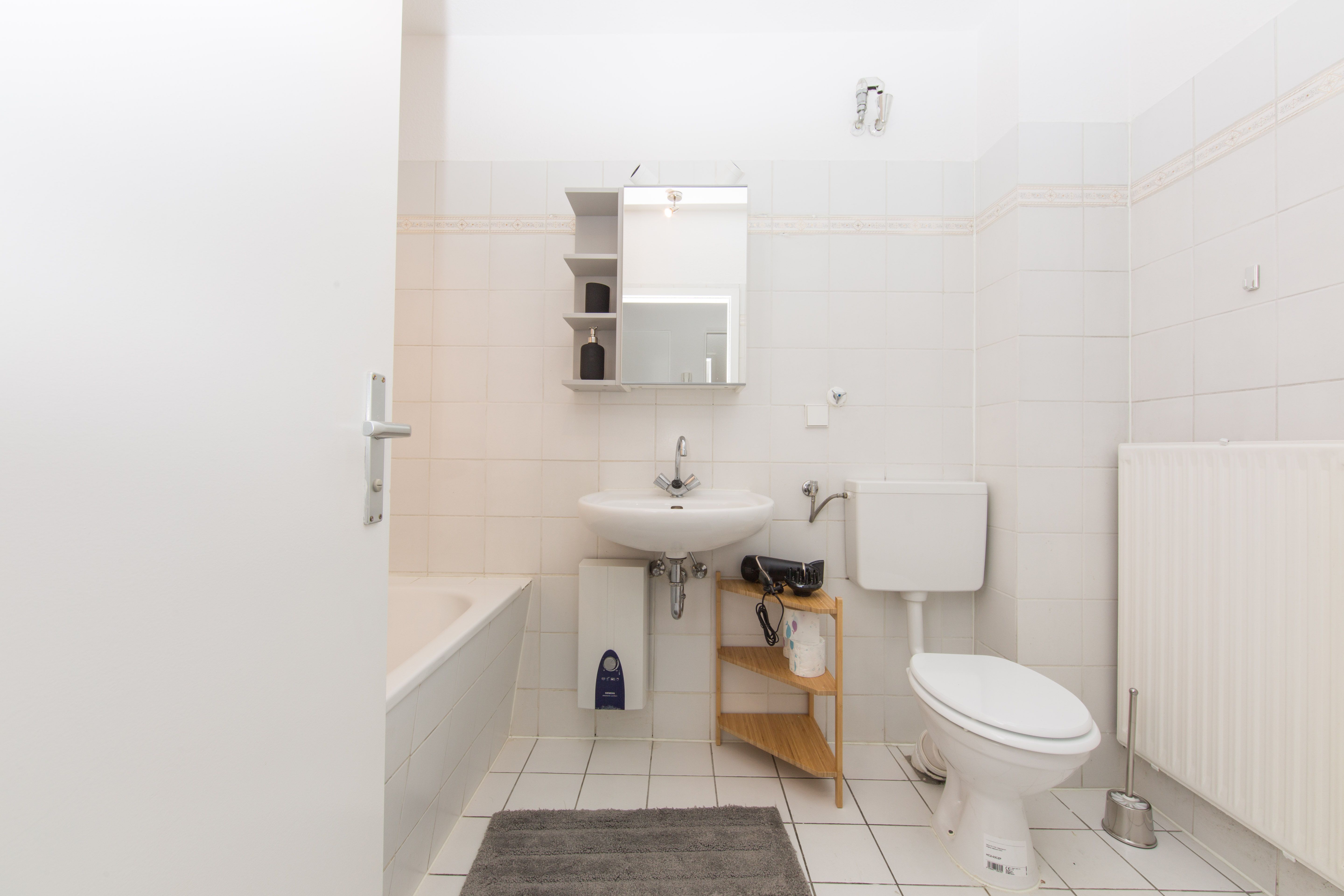  Comfortable, Fully Furnished Studio  -  Comfortable, fully furnished studio  - Gallery -  9