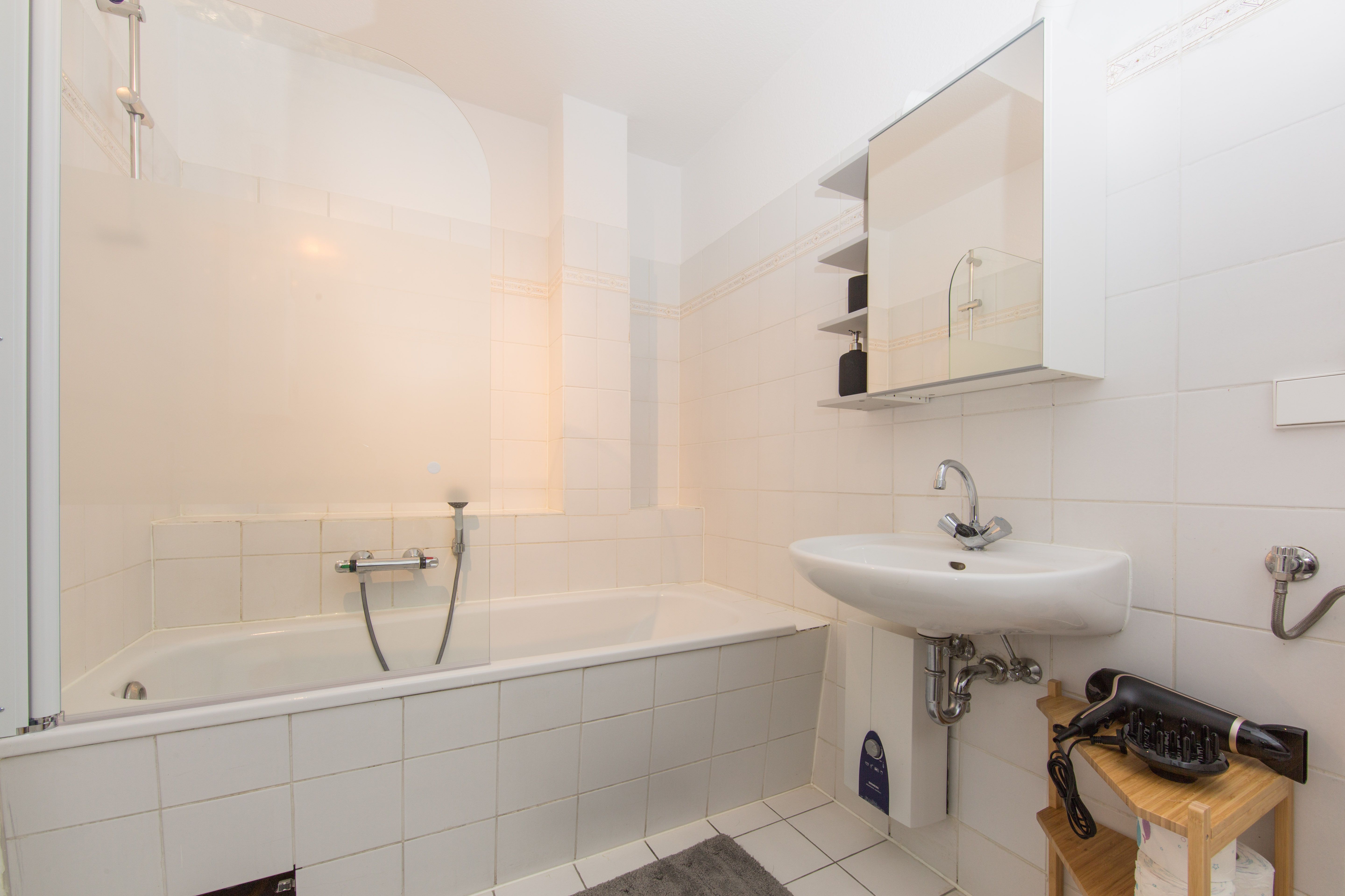  Comfortable, Fully Furnished Studio  -  Comfortable, fully furnished studio  - Gallery -  8