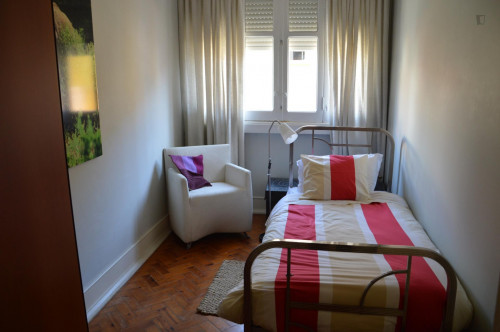 Single bedroom in 2-bedroom apartment