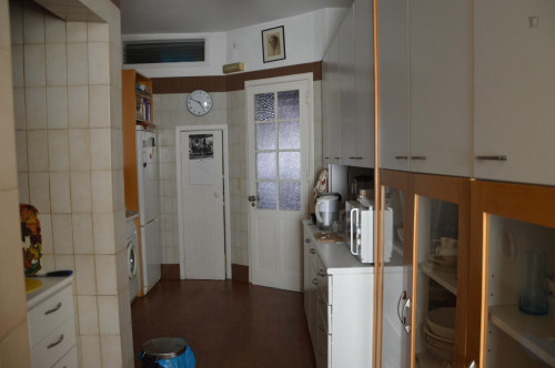 Single bedroom in 2-bedroom apartment