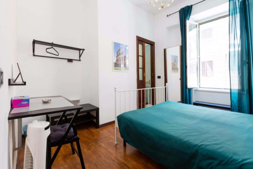 Room in Via Matteo Boiardo, Roma for 110 m² with 6 bedrooms