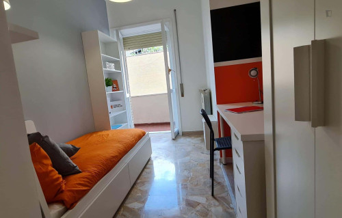 Room in Lungotevere di Pietra Papa, Roma for 157 m² with 6 bedrooms