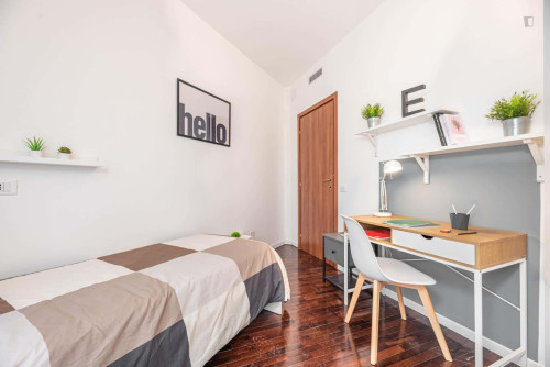 Room in Via Paolo Paruta, Padova for 120 m² with 6 bedrooms