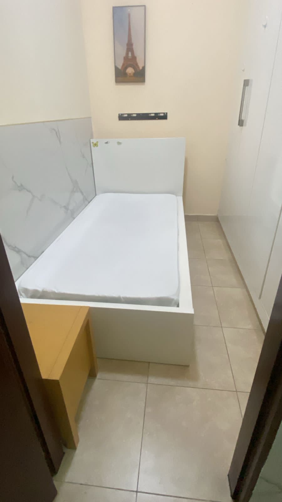  STANDARD PARTITION WITH WALL- SIZE WORDROBE  -  Capitol Tower  - Gallery -  4