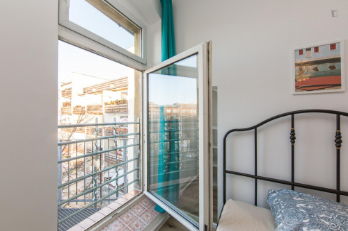 Alluring double bedroom in a 4-bedroom apartment near Parco Sempione