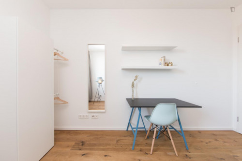 Double bedroom, with balcony, in 4-bedroom apartment