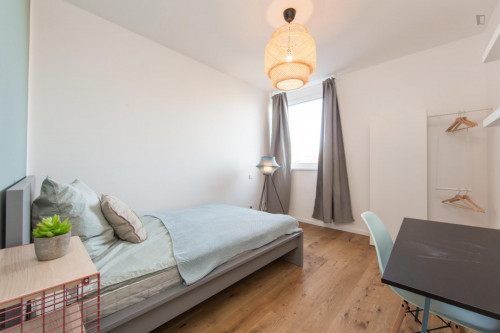 Double bedroom, with balcony, in 4-bedroom apartment