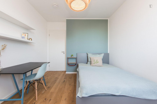 Double bedroom, with balcony, in 4-bedroom apartment