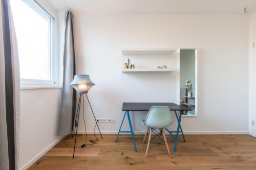 Double bedroom, with balcony, in 4-bedroom apartment