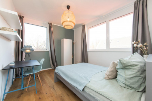 Double bedroom in 4-bedroom apartment