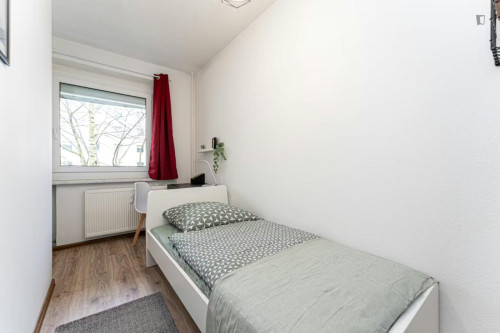 Neat single bedroom near Rehbrücke train station