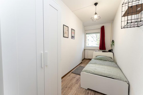 Neat single bedroom near Rehbrücke train station