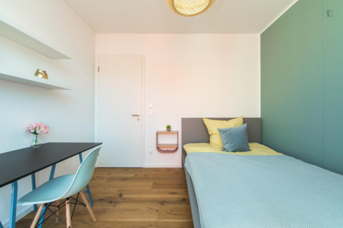 Double bedroom in 4-bedroom apartment