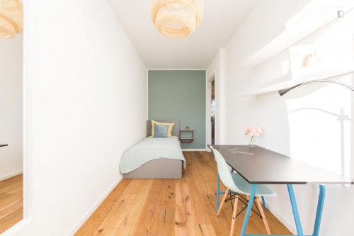 Single bedroom, with balcony, in 4-bedroom apartment