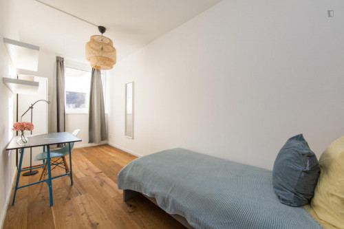 Single bedroom, with balcony, in 4-bedroom apartment
