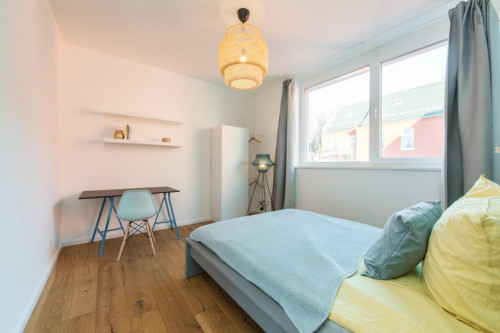 Double bedroom in 4-bedroom apartment