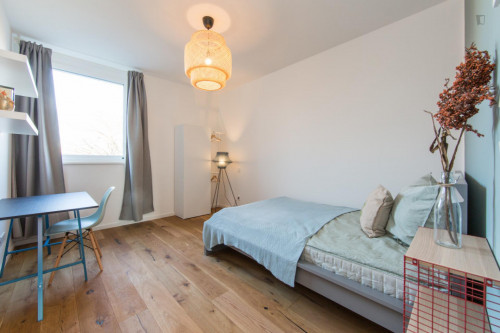 Double bedroom, with balcony, in 4-bedroom apartment