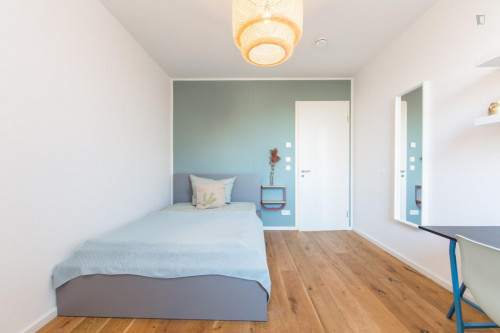 Double bedroom, with balcony, in 4-bedroom apartment