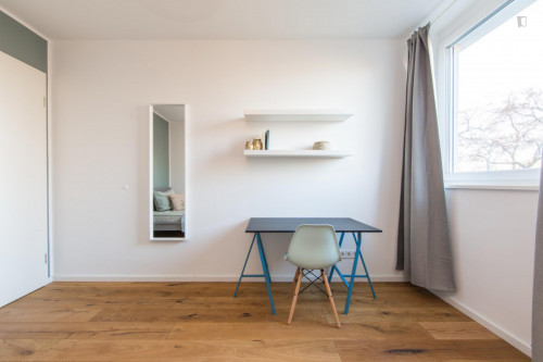Double bedroom, with balcony, in 4-bedroom apartment