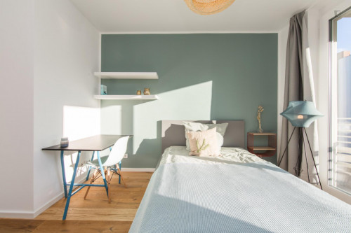Double bedroom, with balcony, in 4-bedroom apartment