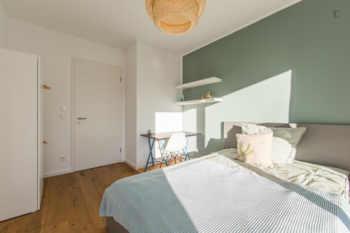 Double bedroom, with balcony, in 4-bedroom apartment