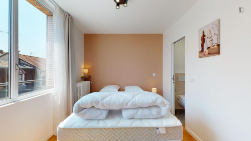 Inviting single ensuite bedroom near Pac des Beaumonts